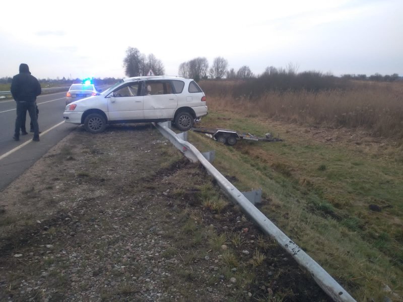 Водитель, допустивший наезд на дорожное ограждение и съезд прицепа в кювет, привлечён к административной ответственности