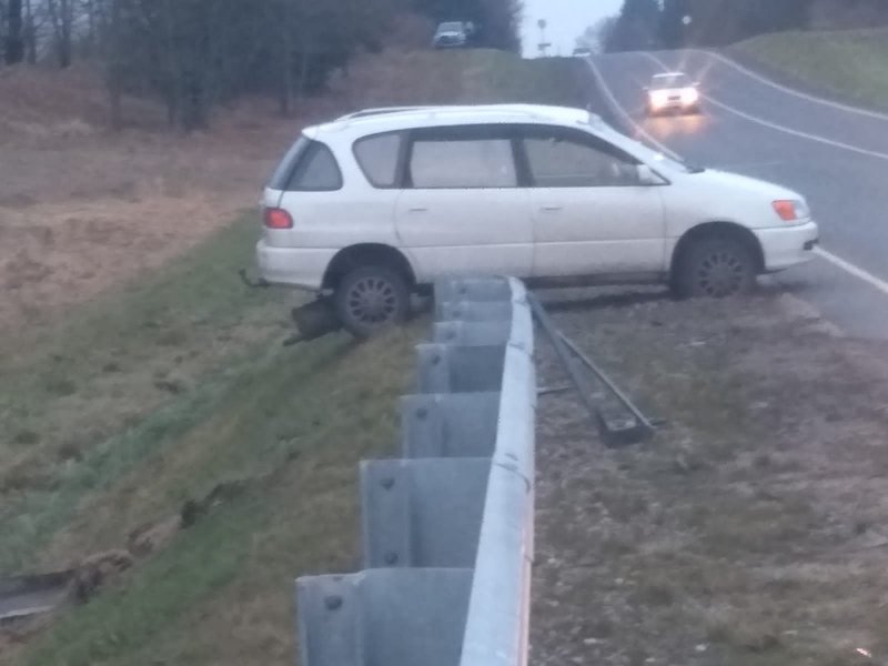 Водитель, допустивший наезд на дорожное ограждение и съезд прицепа в кювет, привлечён к административной ответственности