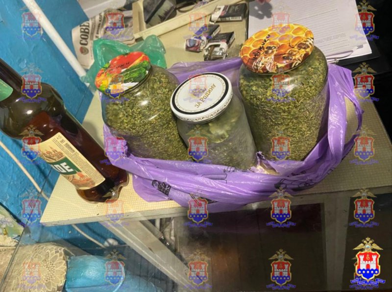 Житель Гвардейского района закатал в банки порядка 450 граммов марихуаны